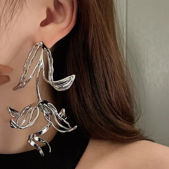 NEW!  ✨ Silver Geometric Tulip ✨ - Picture 2 of 4